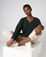 Load image into Gallery viewer, N.Peal Women&#39;s Wide Rib V Neck Cashmere Jumper Dark Green
