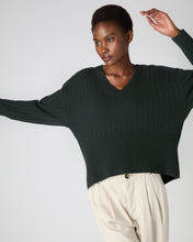 Load image into Gallery viewer, N.Peal Women&#39;s Wide Rib V Neck Cashmere Jumper Dark Green
