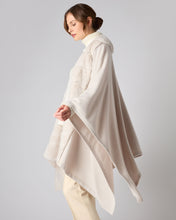 Load image into Gallery viewer, N.Peal Women&#39;s Rex Trim Lightweight Cashmere Cape Snow Grey
