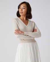 Load image into Gallery viewer, N.Peal Women&#39;s Crop V Neck Cashmere Jumper Almond White
