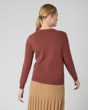 Load image into Gallery viewer, N.Peal Women&#39;s Phoebe V Neck Cashmere Jumper Terracotta Brown
